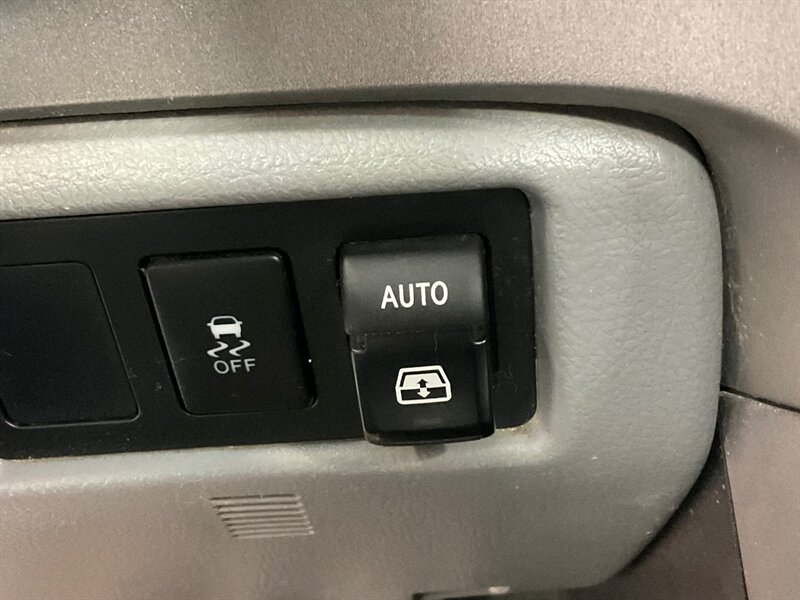 2016 Toyota Sequoia SR5 Sport Utility 4WD / 5.7L V8 / 3RD Row Seat  /BRAND NEW TIRES/  LOCAL SUV w/ZERO RUST / Backup Camera - Photo 21 - Gladstone, OR 97027