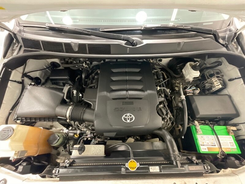 2016 Toyota Sequoia SR5 Sport Utility 4WD / 5.7L V8 / 3RD Row Seat  /BRAND NEW TIRES/  LOCAL SUV w/ZERO RUST / Backup Camera - Photo 53 - Gladstone, OR 97027