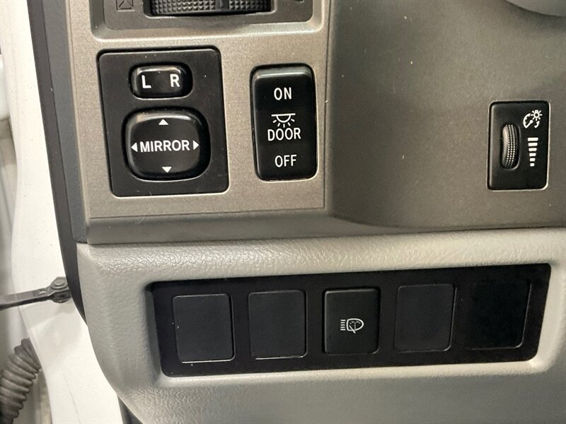 2016 Toyota Sequoia SR5 Sport Utility 4WD / 5.7L V8 / 3RD Row Seat  /BRAND NEW TIRES/  LOCAL SUV w/ZERO RUST / Backup Camera - Photo 43 - Gladstone, OR 97027