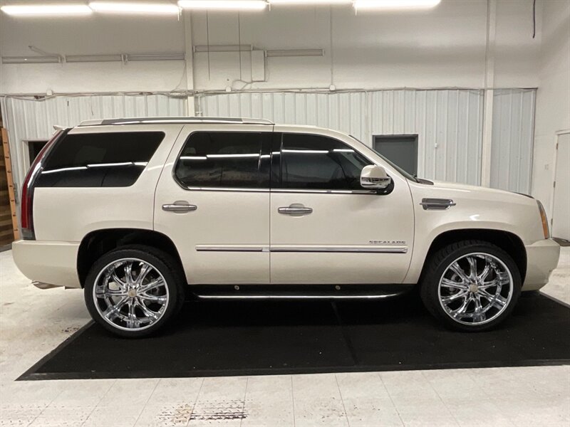 2007 Cadillac Escalade Sport Utility AWD / 6.2L V8 / DVD / Backup Camera  / 3RD ROW SEAT / LOCAL SUV / Leather w. Heated & Cooled Seats - Photo 4 - Gladstone, OR 97027