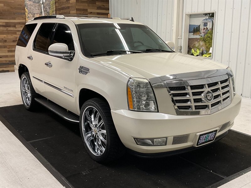 2007 Cadillac Escalade Sport Utility AWD / 6.2L V8 / DVD / Backup Camera  / 3RD ROW SEAT / LOCAL SUV / Leather w. Heated & Cooled Seats - Photo 2 - Gladstone, OR 97027