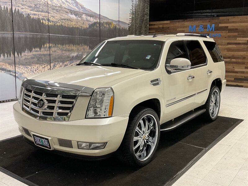 2007 Cadillac Escalade Sport Utility AWD / 6.2L V8 / DVD / Backup Camera  / 3RD ROW SEAT / LOCAL SUV / Leather w. Heated & Cooled Seats - Photo 1 - Gladstone, OR 97027