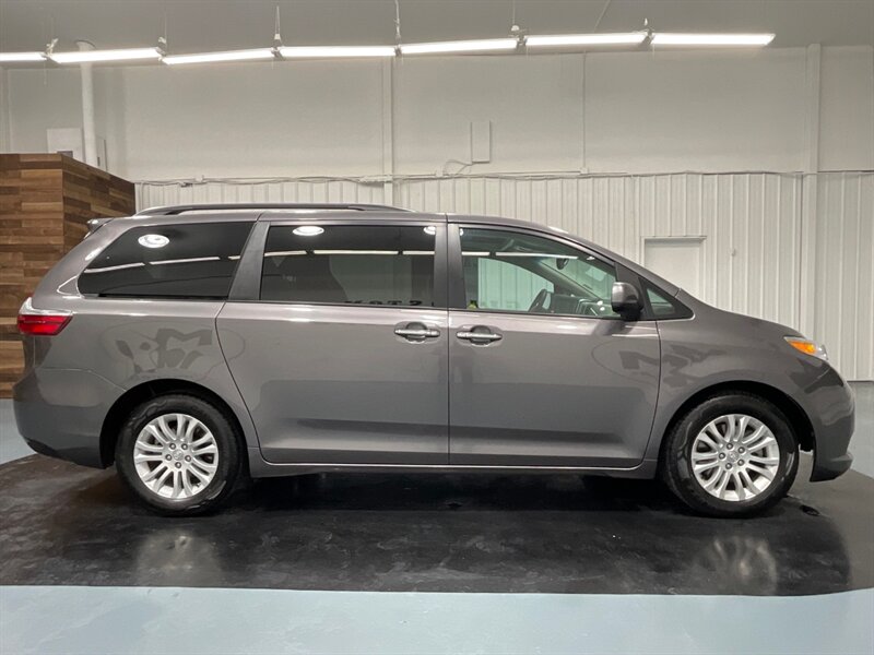 2017 Toyota Sienna XLE Premium 8-Passenger/ Leather / 57,000 MILES  / LOCAL VAN / Clean - Photo 4 - Gladstone, OR 97027