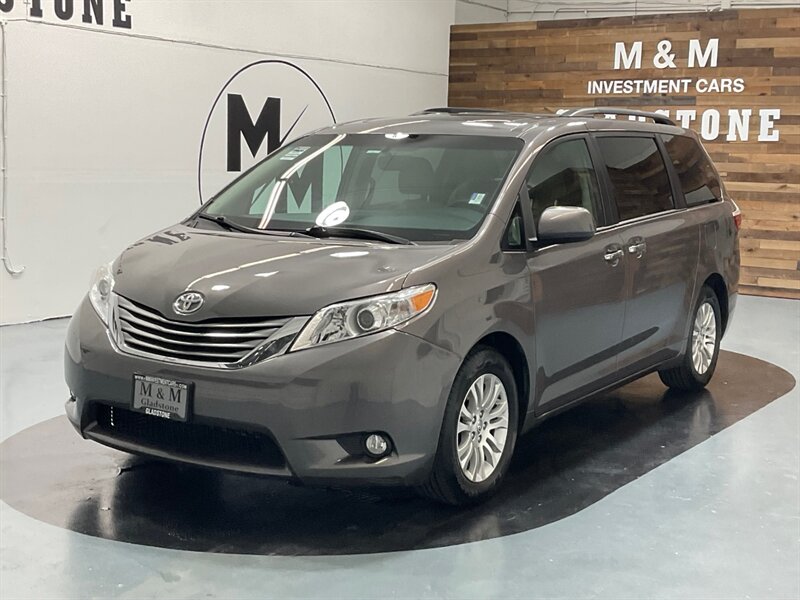 2017 Toyota Sienna XLE Premium 8-Passenger/ Leather / 57,000 MILES  / LOCAL VAN / Clean - Photo 1 - Gladstone, OR 97027