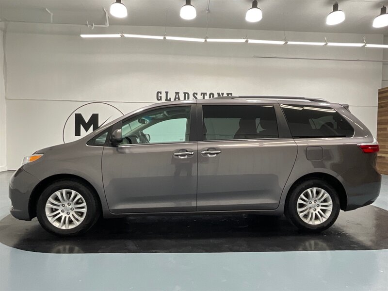 2017 Toyota Sienna XLE Premium 8-Passenger/ Leather / 57,000 MILES  / LOCAL VAN / Clean - Photo 3 - Gladstone, OR 97027