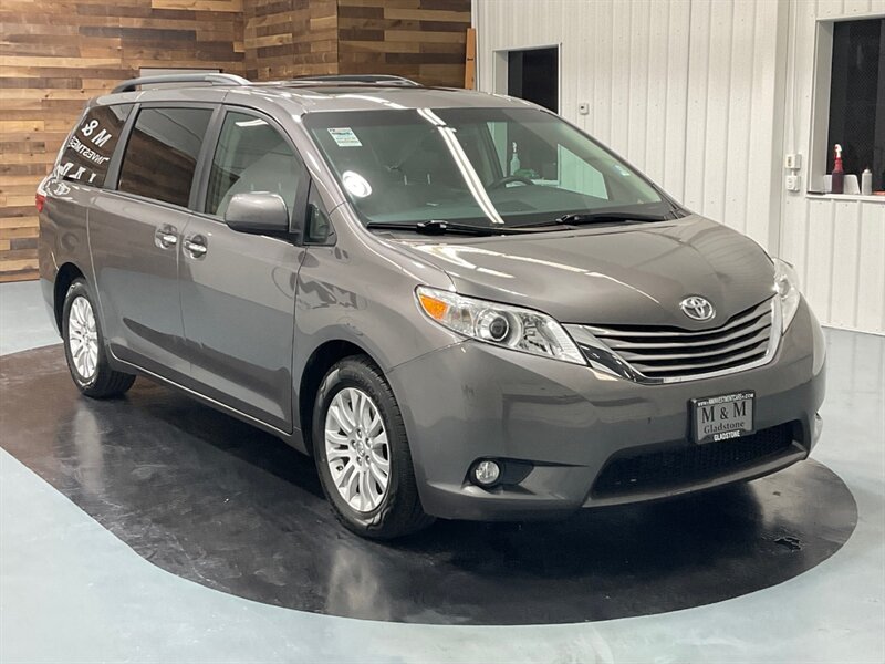 2017 Toyota Sienna XLE Premium 8-Passenger/ Leather / 57,000 MILES  / LOCAL VAN / Clean - Photo 2 - Gladstone, OR 97027