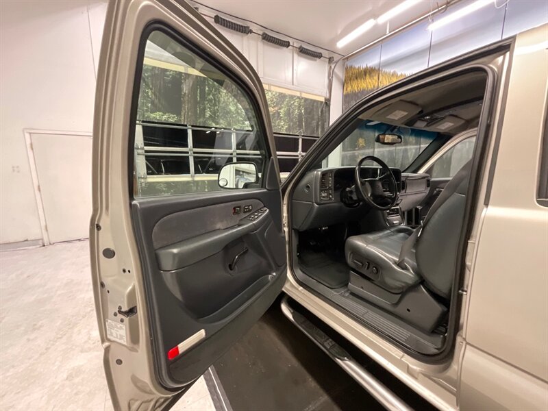 2002 Chevrolet Silverado 3500 LT Crew Cab 4X4 / 8.1L V8 / DUALLY / 1-OWNER  / LOCAL OREGON TRUCK /Leather & Heated Seats / RUST FREE / LONG BED / ONLY 128,000 MILES - Photo 12 - Gladstone, OR 97027