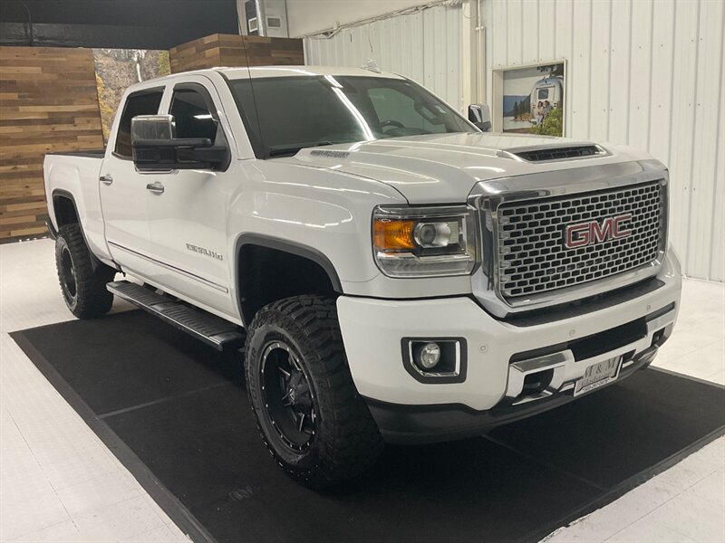 2017 GMC Sierra 3500 Denali Crew Cab 4X4 / 6.6l DIESEL / LIFTED  / Leather w. heated & cooled seats / Sunroof / SHARP & CLEAN !! - Photo 2 - Gladstone, OR 97027