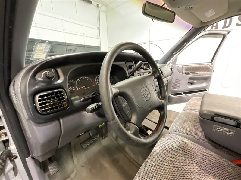 1998 Dodge Ram 1500 SLT Regular Cab 4X4 / 5.9L 8Cyl Gas / SHORT BED  / LOCAL TRUCK / ZERO RUST / VERY WELL KEPT & MAINTAINED SINCE NEW - Photo 19 - Gladstone, OR 97027