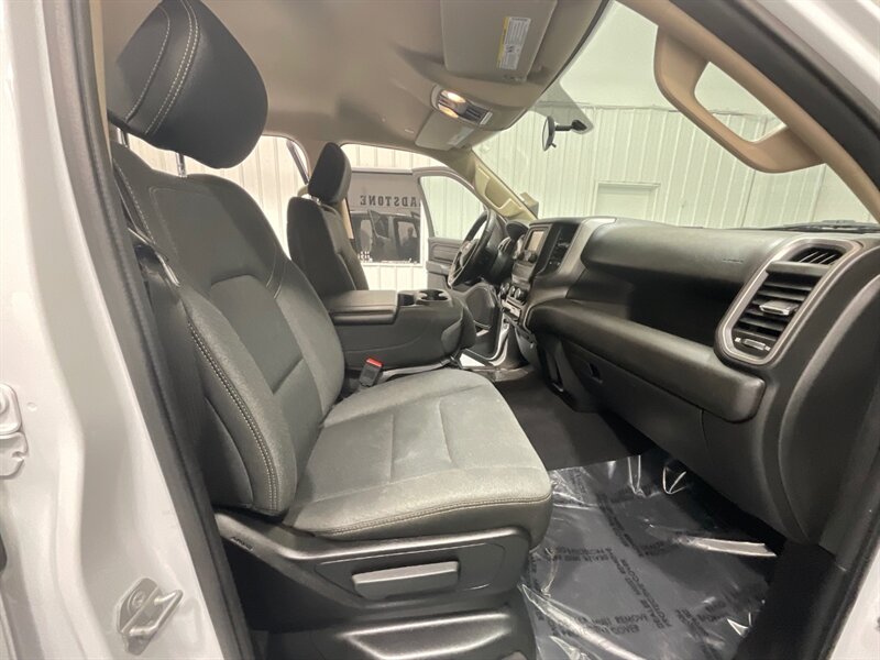2019 RAM 1500 Tradesman Crew Cab 4X4 / 5.7L V8 Hemi / LOCAL  / ZERO RUST / Backup Camera / Trailer Brake Controller / Power Sliding Rear window - Photo 14 - Gladstone, OR 97027