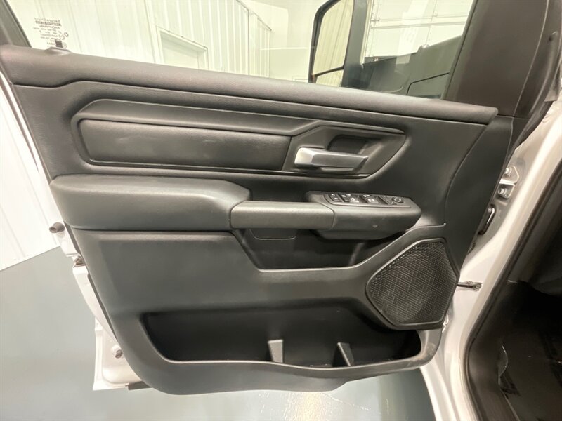 2019 RAM 1500 Tradesman Crew Cab 4X4 / 5.7L V8 Hemi / LOCAL  / ZERO RUST / Backup Camera / Trailer Brake Controller / Power Sliding Rear window - Photo 32 - Gladstone, OR 97027