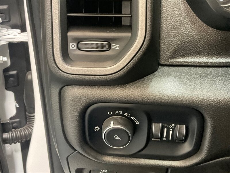 2019 RAM 1500 Tradesman Crew Cab 4X4 / 5.7L V8 Hemi / LOCAL  / ZERO RUST / Backup Camera / Trailer Brake Controller / Power Sliding Rear window - Photo 40 - Gladstone, OR 97027