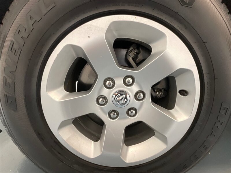 2019 RAM 1500 Tradesman Crew Cab 4X4 / 5.7L V8 Hemi / LOCAL  / ZERO RUST / Backup Camera / Trailer Brake Controller / Power Sliding Rear window - Photo 43 - Gladstone, OR 97027