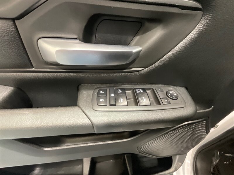2019 RAM 1500 Tradesman Crew Cab 4X4 / 5.7L V8 Hemi / LOCAL  / ZERO RUST / Backup Camera / Trailer Brake Controller / Power Sliding Rear window - Photo 38 - Gladstone, OR 97027