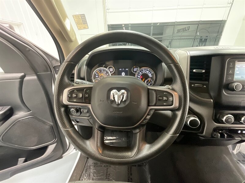 2019 RAM 1500 Tradesman Crew Cab 4X4 / 5.7L V8 Hemi / LOCAL  / ZERO RUST / Backup Camera / Trailer Brake Controller / Power Sliding Rear window - Photo 20 - Gladstone, OR 97027