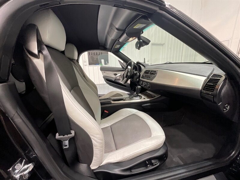 2004 BMW Z4 2.5i 2dr Roadster 6Cyl / Convertible /New Tires / Leather w. Heated Seats - Photo 12 - Gladstone, OR 97027