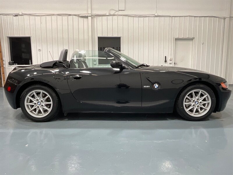2004 BMW Z4 2.5i 2dr Roadster 6Cyl / Convertible /New Tires / Leather w. Heated Seats - Photo 10 - Gladstone, OR 97027