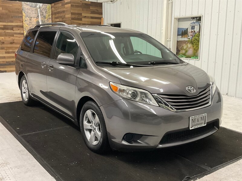 2016 Toyota Sienna LE 8-Passenger / Backup Camera / NEW TIRES  / Excellent condition / 77,000 MILES - Photo 2 - Gladstone, OR 97027