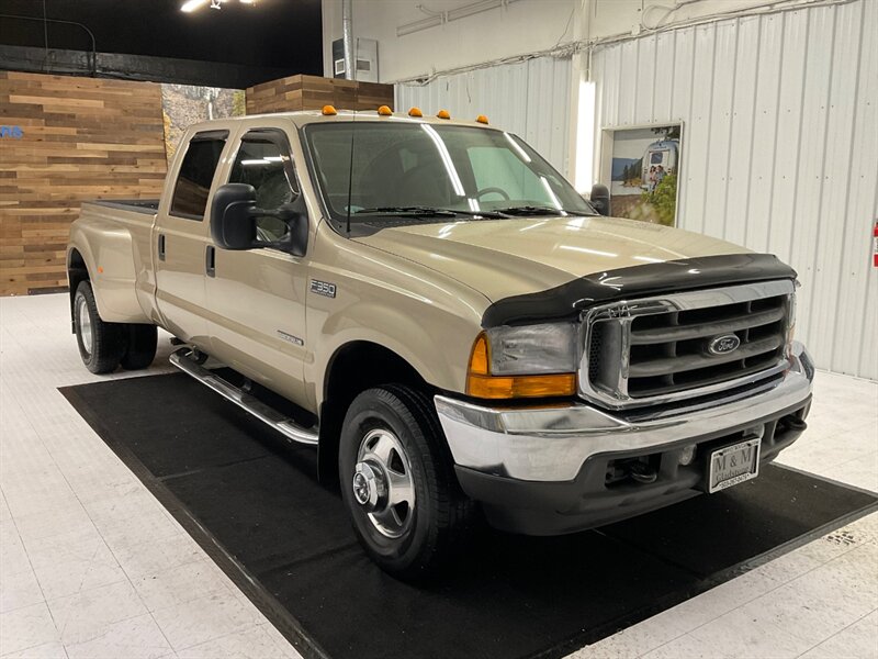 2001 Ford F-350 Lariat Crew Cab 4X4/ 7.3L DIESEL / DUALLY /1-OWNER  /LOCAL TRUCK / RUST FREE / Leather / Navigation & Backup Camera / ABSOLUTELY BEAUTIFUL & CLEAN / 122,000 miles - Photo 2 - Gladstone, OR 97027