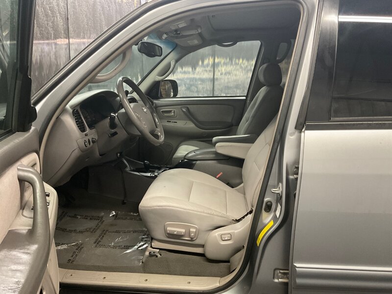 2004 Toyota Sequoia SR5 4X4 / Leather Seats /TIMING BELT DONE  3RD ROW SEAT / FRESH TIMING BELT SERVICE DONE - Photo 13 - Gladstone, OR 97027