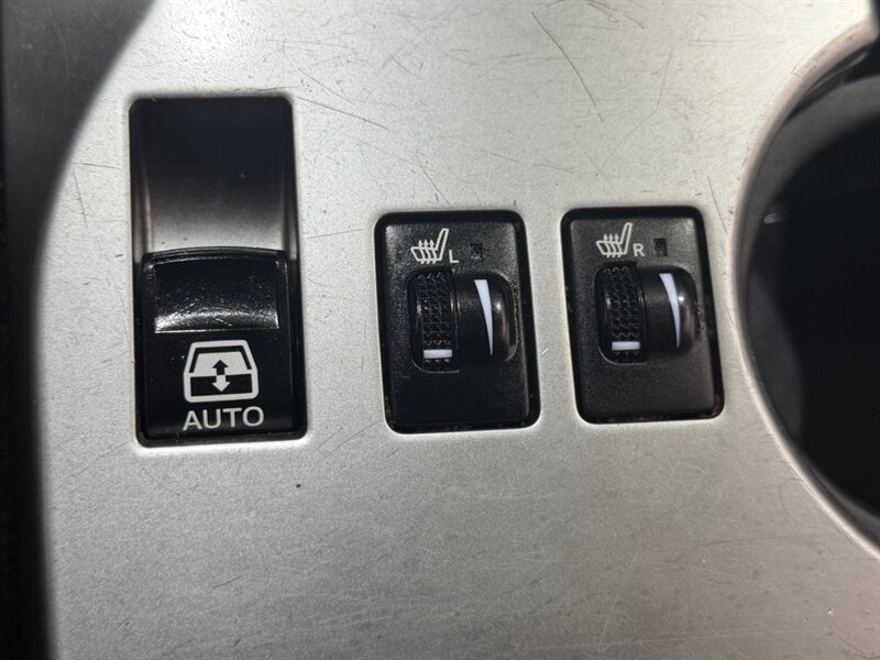 2017 Toyota 4Runner SR5 Premium / 4X4 / Leather / 3RD ROW SEAT / LIFTD / NEW TIRES / NAV / BACKUP CAM / RUST FREE - Photo 20 - Gladstone, OR 97027