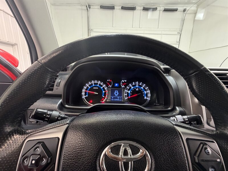 2017 Toyota 4Runner SR5 Premium / 4X4 / Leather / 3RD ROW SEAT / LIFTD / NEW TIRES / NAV / BACKUP CAM / RUST FREE - Photo 34 - Gladstone, OR 97027