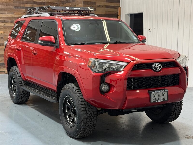 2017 Toyota 4Runner SR5 Premium / 4X4 / Leather / 3RD ROW SEAT / LIFTD / NEW TIRES / NAV / BACKUP CAM / RUST FREE - Photo 2 - Gladstone, OR 97027