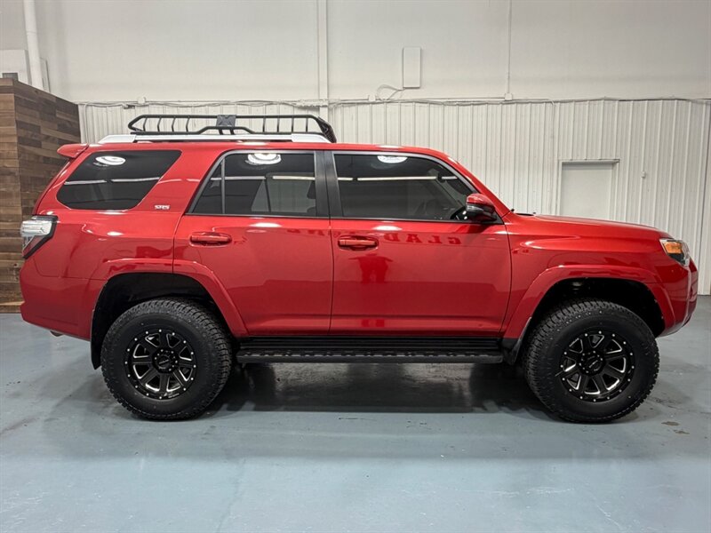 2017 Toyota 4Runner SR5 Premium / 4X4 / Leather / 3RD ROW SEAT / LIFTD / NEW TIRES / NAV / BACKUP CAM / RUST FREE - Photo 4 - Gladstone, OR 97027