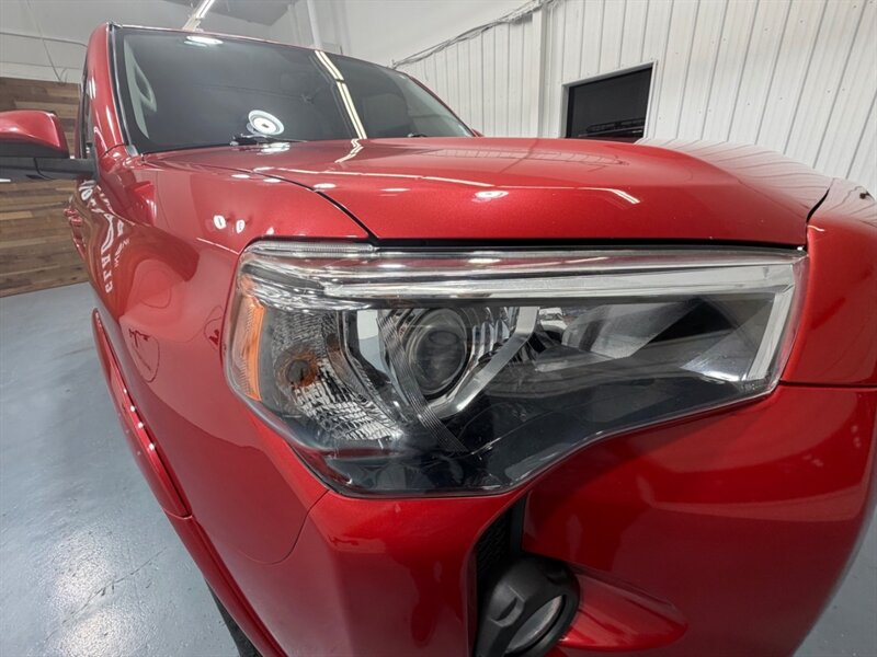 2017 Toyota 4Runner SR5 Premium / 4X4 / Leather / 3RD ROW SEAT / LIFTD / NEW TIRES / NAV / BACKUP CAM / RUST FREE - Photo 45 - Gladstone, OR 97027