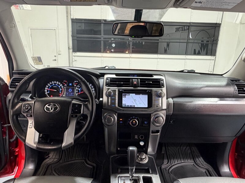 2017 Toyota 4Runner SR5 Premium / 4X4 / Leather / 3RD ROW SEAT / LIFTD / NEW TIRES / NAV / BACKUP CAM / RUST FREE - Photo 35 - Gladstone, OR 97027