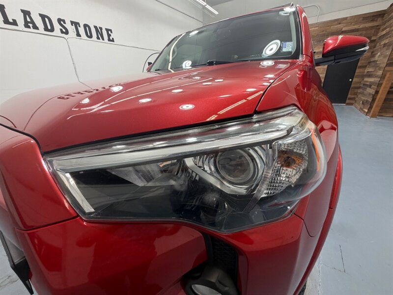 2017 Toyota 4Runner SR5 Premium / 4X4 / Leather / 3RD ROW SEAT / LIFTD / NEW TIRES / NAV / BACKUP CAM / RUST FREE - Photo 46 - Gladstone, OR 97027