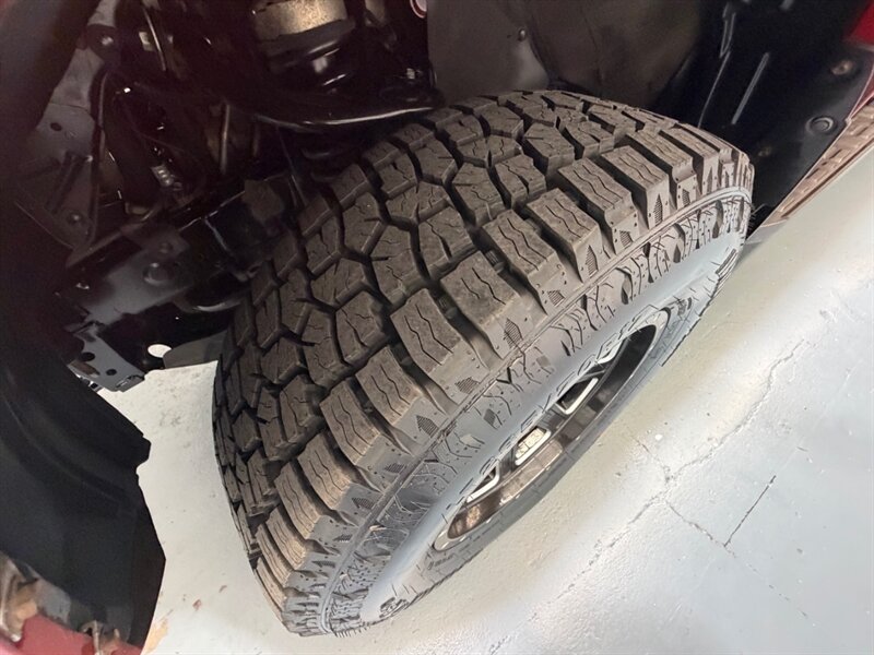 2017 Toyota 4Runner SR5 Premium / 4X4 / Leather / 3RD ROW SEAT / LIFTD / NEW TIRES / NAV / BACKUP CAM / RUST FREE - Photo 24 - Gladstone, OR 97027