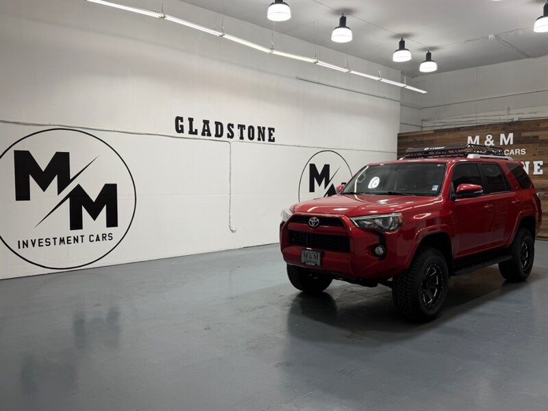2017 Toyota 4Runner SR5 Premium / 4X4 / Leather / 3RD ROW SEAT / LIFTD / NEW TIRES / NAV / BACKUP CAM / RUST FREE - Photo 40 - Gladstone, OR 97027