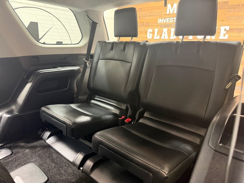 2017 Toyota 4Runner SR5 Premium / 4X4 / Leather / 3RD ROW SEAT / LIFTD / NEW TIRES / NAV / BACKUP CAM / RUST FREE - Photo 12 - Gladstone, OR 97027