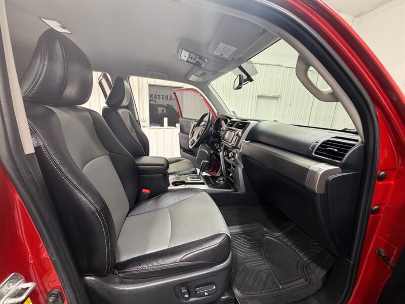 2017 Toyota 4Runner SR5 Premium / 4X4 / Leather / 3RD ROW SEAT / LIFTD / NEW TIRES / NAV / BACKUP CAM / RUST FREE - Photo 15 - Gladstone, OR 97027