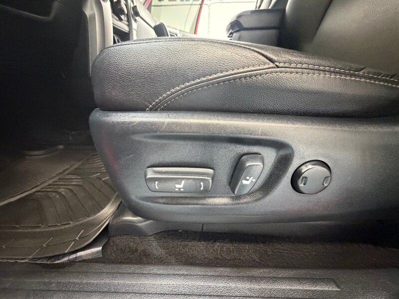 2017 Toyota 4Runner SR5 Premium / 4X4 / Leather / 3RD ROW SEAT / LIFTD / NEW TIRES / NAV / BACKUP CAM / RUST FREE - Photo 27 - Gladstone, OR 97027