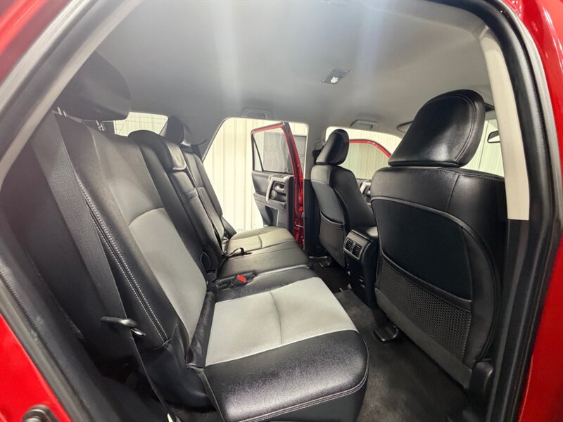 2017 Toyota 4Runner SR5 Premium / 4X4 / Leather / 3RD ROW SEAT / LIFTD / NEW TIRES / NAV / BACKUP CAM / RUST FREE - Photo 13 - Gladstone, OR 97027
