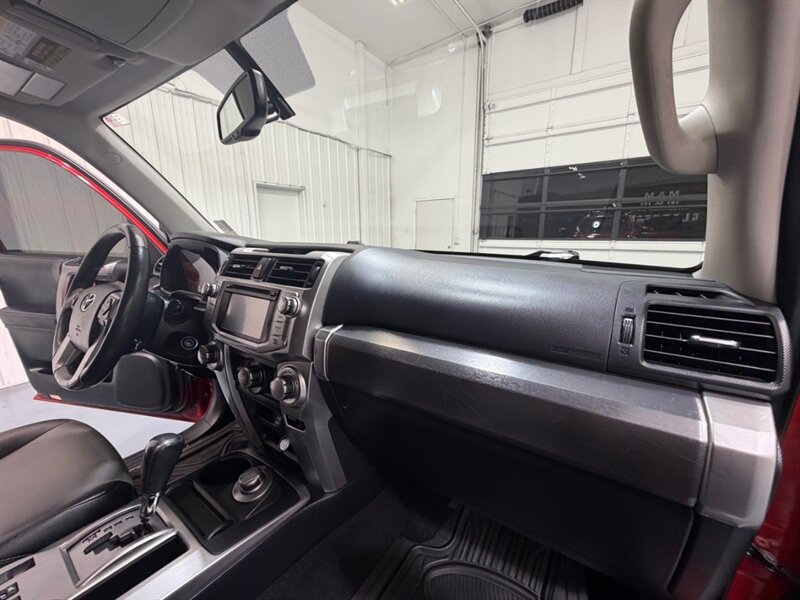 2017 Toyota 4Runner SR5 Premium / 4X4 / Leather / 3RD ROW SEAT / LIFTD / NEW TIRES / NAV / BACKUP CAM / RUST FREE - Photo 33 - Gladstone, OR 97027