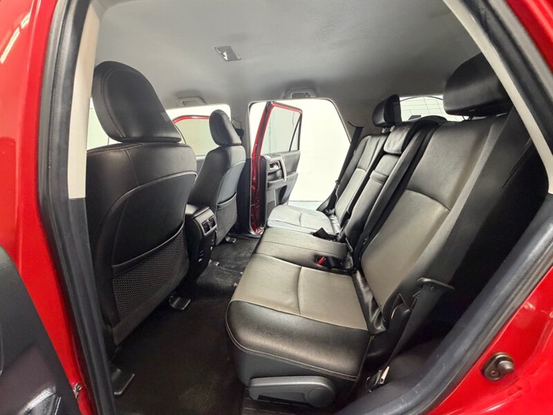 2017 Toyota 4Runner SR5 Premium / 4X4 / Leather / 3RD ROW SEAT / LIFTD / NEW TIRES / NAV / BACKUP CAM / RUST FREE - Photo 11 - Gladstone, OR 97027