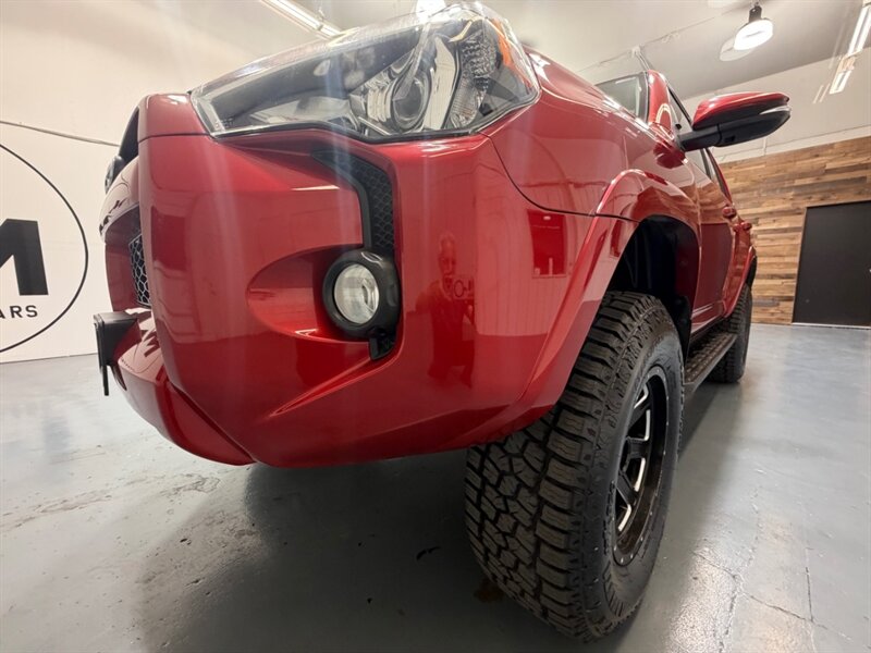 2017 Toyota 4Runner SR5 Premium / 4X4 / Leather / 3RD ROW SEAT / LIFTD / NEW TIRES / NAV / BACKUP CAM / RUST FREE - Photo 49 - Gladstone, OR 97027