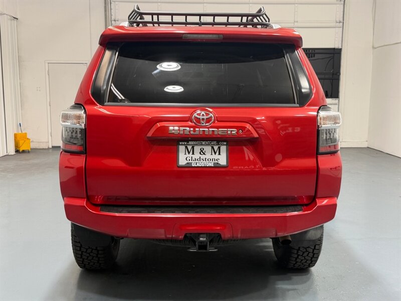 2017 Toyota 4Runner SR5 Premium / 4X4 / Leather / 3RD ROW SEAT / LIFTD / NEW TIRES / NAV / BACKUP CAM / RUST FREE - Photo 8 - Gladstone, OR 97027