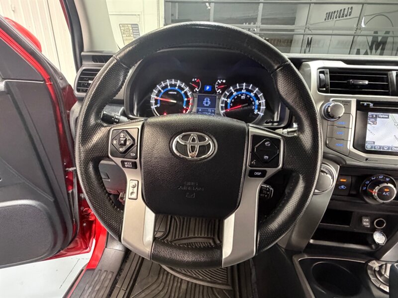 2017 Toyota 4Runner SR5 Premium / 4X4 / Leather / 3RD ROW SEAT / LIFTD / NEW TIRES / NAV / BACKUP CAM / RUST FREE - Photo 17 - Gladstone, OR 97027