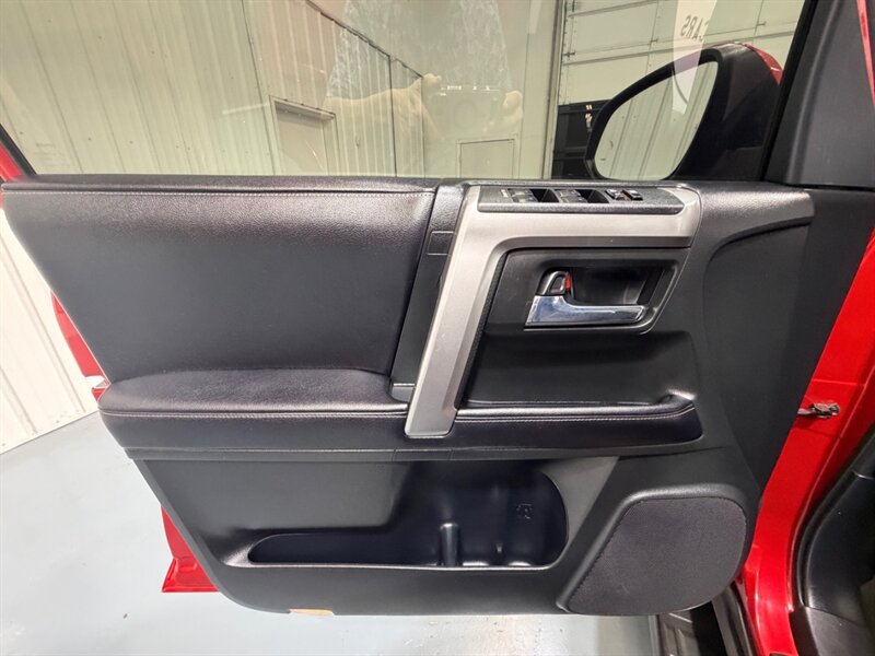 2017 Toyota 4Runner SR5 Premium / 4X4 / Leather / 3RD ROW SEAT / LIFTD / NEW TIRES / NAV / BACKUP CAM / RUST FREE - Photo 26 - Gladstone, OR 97027