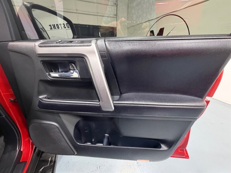 2017 Toyota 4Runner SR5 Premium / 4X4 / Leather / 3RD ROW SEAT / LIFTD / NEW TIRES / NAV / BACKUP CAM / RUST FREE - Photo 29 - Gladstone, OR 97027