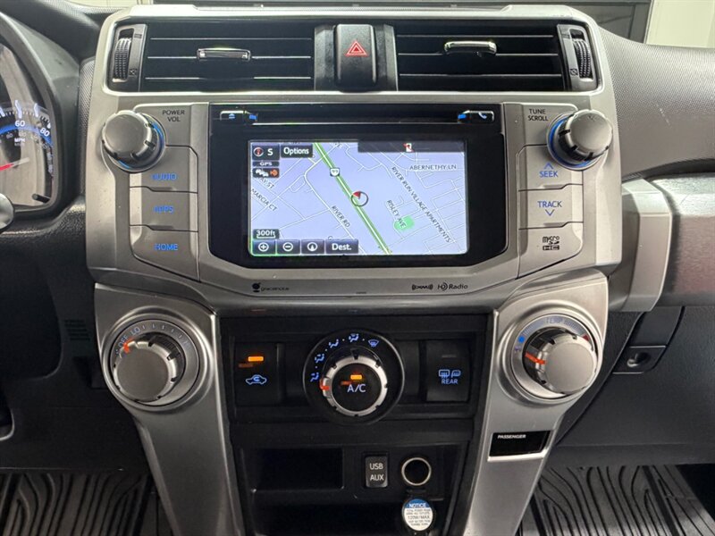 2017 Toyota 4Runner SR5 Premium / 4X4 / Leather / 3RD ROW SEAT / LIFTD / NEW TIRES / NAV / BACKUP CAM / RUST FREE - Photo 21 - Gladstone, OR 97027