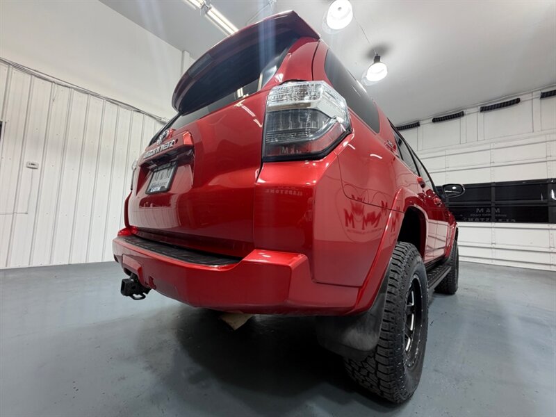 2017 Toyota 4Runner SR5 Premium / 4X4 / Leather / 3RD ROW SEAT / LIFTD / NEW TIRES / NAV / BACKUP CAM / RUST FREE - Photo 51 - Gladstone, OR 97027