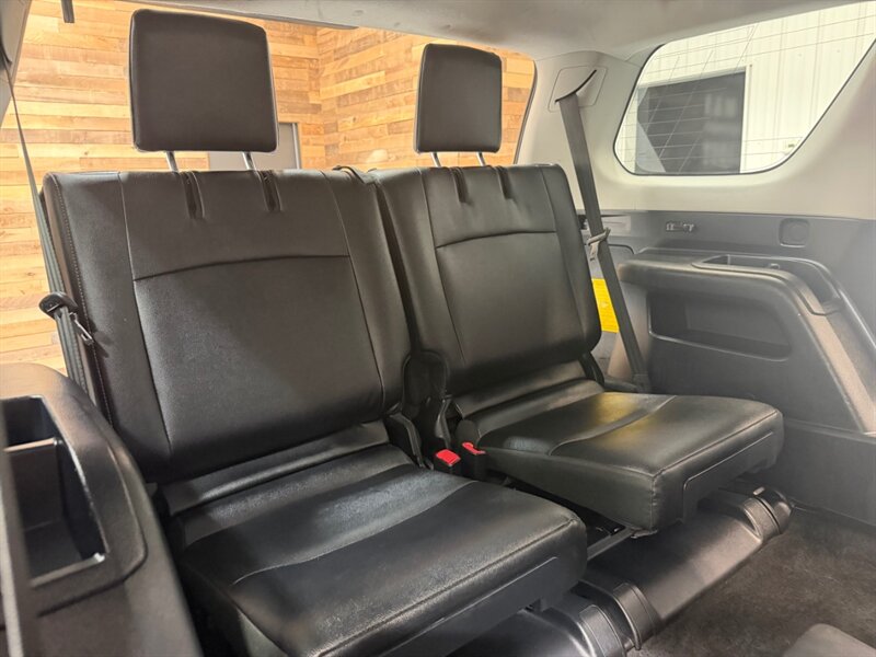 2017 Toyota 4Runner SR5 Premium / 4X4 / Leather / 3RD ROW SEAT / LIFTD / NEW TIRES / NAV / BACKUP CAM / RUST FREE - Photo 14 - Gladstone, OR 97027