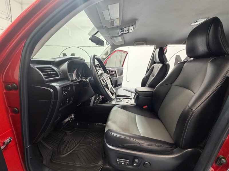 2017 Toyota 4Runner SR5 Premium / 4X4 / Leather / 3RD ROW SEAT / LIFTD / NEW TIRES / NAV / BACKUP CAM / RUST FREE - Photo 10 - Gladstone, OR 97027