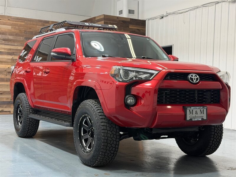 2017 Toyota 4Runner SR5 Premium / 4X4 / Leather / 3RD ROW SEAT / LIFTD / NEW TIRES / NAV / BACKUP CAM / RUST FREE - Photo 44 - Gladstone, OR 97027