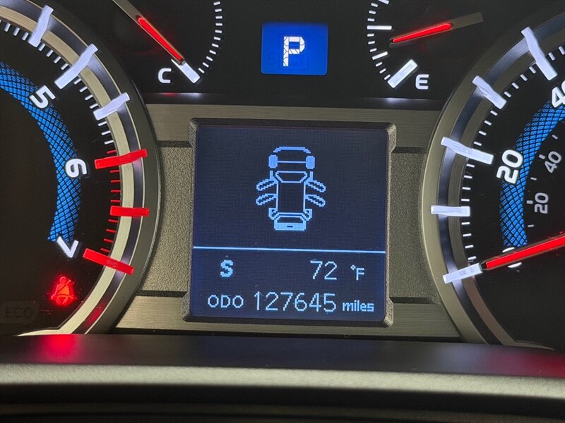 2017 Toyota 4Runner SR5 Premium / 4X4 / Leather / 3RD ROW SEAT / LIFTD / NEW TIRES / NAV / BACKUP CAM / RUST FREE - Photo 18 - Gladstone, OR 97027